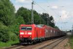 20.05.2011: Die 185 057-7 mit einem Gterzug beim Haltepunkt Karlsdorf. Das Bild entstand vom Bahnsteigende.