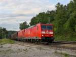 Die 185 081 und eine 1116 am 05.06.2011 mit einem Gterzug bei der Durchfahrt in Aling.