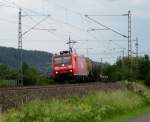 185 196 ist mit ihrem Kesselzug am 13.Juni 2011 bei Halach unterwegs.