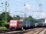 185 358-9 fhrt einen schier endlos langen Containerzug bei Passau Richtung sterreich;110616