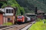 Mit einem bunt gemischten Gterzug rollt 185 005-6 am 18.06.2011 in den ehemaligen Grenzbahnhof Probstzella ein.