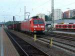 185 021-3 zieht am 21.06.2011 einen gemischten Gterzug durch Kaiserslautern
