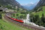 185 120 und eine Schwesterlok mit einem Gterzug am 27.06.2011 auf der Gotthard Strecke bei Wassen.