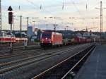 Bei Sonnuntergang zieht 185 396-9 einen langen gemischten Gterzug am 08.07.2011 durch Kaiserslautern