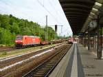 Eigentlich wartete ich am Vatertag 2011 (2. Juni 2011) auf den mit 01 533 bespannten Dampfsonderzug nach Kulmbach, doch er kam nicht, so entschloss ich mich am Rother Bahnhof noch weiter zu fotografieren... Dann das typische Anfngerglck: 185 187-2 mit ihren Gterzug und paralleler Einfahrt der 143 592-4 mit der S-Bahn aus Nrnberg (Altdorf) in den Bahnhof Roth