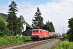 185 235-9 mit einem gemischten Gterzug unterwegs auf der rechten Rheinseite in Richtung Norden kurz hinter Leutesdorf. Aufgenommen am 22/07/2011.
