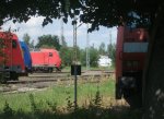 Ein kleines Experiment: Whrend die Front von 185 274, 185 516 und 145 012 seitlich zu sehen ist, beobachtet, gut versteckt, 152 139 den Fotografen, der am 26.Juli 2011 eine Runde um den Lokschuppen