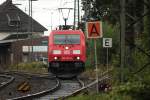 185 363-9 rangiert in Schrittgeschwindigkeit am 12.08.2011 in Aachen West an einer kleiner Baustelle vorbei.