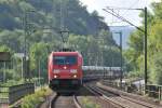 Mit einem langen Autozug am Haken rollt 185 266-4 auf der rechten Rheinseite Richtung Norden. Das Bild entstand am 10/08/2011 vom Bahnsteig 2 der Haltestelle Leubsdorf.