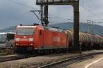 Nach dem Regen: 185 191-4 mit Kesselwagenzug bei der Durchfahrt durch den Bahnhof Rdesheim (12.08.2011)