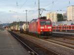 185 028 -8 zieht einen Chemiezug am 17.08.2011 durch kaiserslautern Hbf