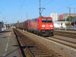 185 367-0 zieht einen gterzug am 19.08.2011 durch Kaiserslautern Hbf