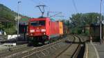 185 339-9 legt sich am 20.08.2011 mit einem Containerzug in die Kurve des Bahnhofes Retzbach-Zellingen. 