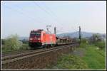 Am 26.04.2008 stehen die Bume entlang der Bergstrae in schnster Blte - dessen unbeeindruckt bringt 185 251 eine Ladung leerer Autotransportwagen nach Bad Friedrichshall-Jagstfeld, als sie mit