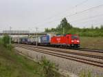 Die 185 286 am 28.04.2011 mit einem KLV-Zug unterwegs bei Hebertshausen.