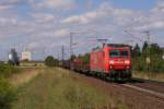 185 172-4 mit einem gemischten Gterzug in Riedstadt-Wolfskehlen am 10.08.11