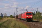 185 297-9 mit einem gemischten Gterzug in Riedstadt-Wolfskehlen am 10.08.11