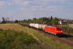 185 392-8 mit einem gemischten Gterzug bei der Durchfahrt durch Riedstadt-Wolfskehlen am 10.08.11