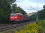 Ganz leise kam die James Bond Lok 185 007 mit einen Schiebewandwagenzug am 20.09.2011 bei Landstuhl um die Kurve 