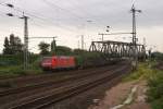 Einen Tag zuvor war sie noch in Bayern und am 18.08 war sie schon wieder im Norden unterwegs. 185 001-5 mit einem Gterzug in Veddel (Ballinstadt) am 18.08.2011