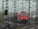 Der Herbst ist da, bei Nieselregen und Wind ziehen 185 362-1 und 185 372-0 am 18.10.2011 einen langen Kesselzug aus Aachen West Richtung Kln.