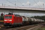 Die 185 141 am 17.9.11 mit einem Kesselwagenzug bei der Durchfahrt durch Duisburg-Entenfang.