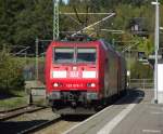 185 076-7 und 189 009-4 ziehen am 16. Oktober 2011 einen Kohlezug durch Steinbach am Wald.