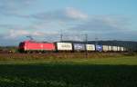 185 013 ist am Abend des 20.Oktobers 2011 mit einem Containerzug bei Halach Richtung Saalfeld(S) unterwegs.