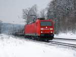 Die 185 194 am 04.12.2010 mit einem Stahlzug  bei der Durchfahrt in Aling.