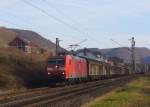 185 073-4 zieht einen gemischten Gterzug am 30.11.2011 durch Pommern (Mosel)