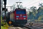 185 366-2 mit Tankwagen bei der Einfahrt bzw.