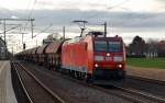 185 017 zog am 15.12.11 einen Schwenkdachwagenzug durch Niemberg Richtung Magdeburg.