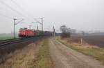 185 204-5 hier mit ihrem gemischten Güterzug im Leinetal unterhalb der vernebelten Marienburg zwischen Nordstemmen und Elze, 29.01.2012.