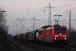 Die 185 302 zog am 27.1.12 die 155 238 und einen gemischtenh Gterzug durch Ratingen-Lintorf.