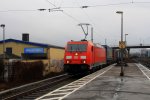 185 353-0 DB  durchfhrt mit einem Containerzug Bad-Honnef aus Richtung Koblenz in Richtung Kln bei Wolken am 17.2.2012.