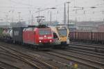 Ein etwas durcheinander in Paderborn, so das 185 144 und der Eurobahn Flirt gleichzeitig ausfahren durften am 17/02/2012 im Gbf Paderborn.