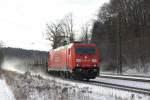 DB Railion 185 238-3 zieht einen Stahlzug nach Mnchen.
Aling, 14.01.12