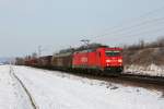 185 227 mit einem gemischten Gterzug am 10.02.2012 bei Plling.