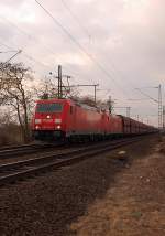 An der sdlichen Ausfahrt vom Bahnhof Norf an der KBS 495 kommt ein Gterzug mit Massengutwagen gezogen von den Eloks 185 244-1 + 218-5 vorbei gefahren am Abend des 25. Februar 2012