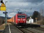185 150 durchfhrt am 26.Februar 2012 mit einem Containerzug den Bahnhof Gundelsdorf Richtung Kronach.