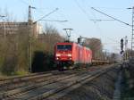 Endlich Bilder aus dem neuen Jahr (III). Ich war wieder an meiner kleinen Stelle am Bahnbergang Marie-Schlei Alee, einer der letzten mit mechanischem Lutewerk, in Bonn-Friesdorf, wo am heutigen Nachmittag echt viel los war. Das dritte Foto aus Friesdorf zeigt ein 185er-Prchen gefhrt von der 185 309-2, das gemeinsam den lehren Stahlrollenzug von Andernach zu dessen Zielbahnhof bringen. (19.3.2012, 16:26 Uhr)