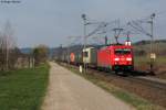 Die 185 359-7 mit einem Containerzug am 17.03.2012 bei Denzlingen.