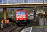 185 358-9 DB kommt  duch Bad-Honnef mit einem gemischten Gterzug aus Richtung Kln und fhrt in Richtung Koblenz bei Sonnenschein am 3.4.2012.