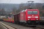 185 274-8 zieht am 4. April 2012 einen gemischten Gterzug durch Kronach. Derweil ist eine weitere 185 ebenfalls mit einem gemischten Gterzug in Gegenrichtung unterwegs.