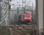 Durchblick: Durch den Treppenaufgang zum Bahnsteig in Hannover Linden/Fischerhof wurde 185 190-6 mit ihrem gemischten Gterzug in Richtung Seelze fotografiert. Aufgenommen am 17.03.2012.