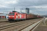 185 142-7 (Edelwei) zieht einen Opelzug am 16.04.2012 durch Kaiserslautern