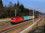 Die 185 240 mit einem Containerzug am 16.03.2012 unterwegs bei Wernstein.