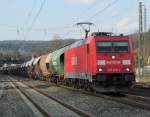 185 228-4 zieht am 18. April 2012 einen Getreidezug durch Kronach.