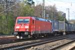 185 350-6 brettert am 20.04.2012 mit einem langen Gterzug durch den Bahnhof von Dreieich-Buchschlag.