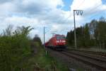 Die 185 081-7 war am 27.04.2012 mit einem Autozug nach Osnabrck unterwegs, hier bei Veenhusen.